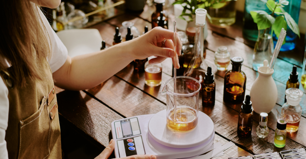 Fragrance Oils for Diffusers: How They Differ from Essential Oil Blends